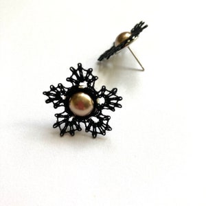 Earrings chip small flower handmade lace in black cotton and resin cabochon for women image 1