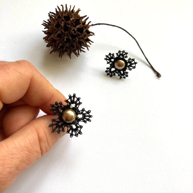 Earrings chip small flower handmade lace in black cotton and resin cabochon for women image 3