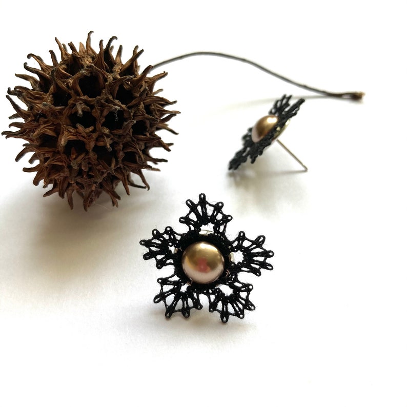 Earrings chip small flower handmade lace in black cotton and resin cabochon for women image 2