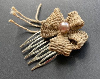 Kleiner Haarkamm mit handgefertigter Spitzenblume in ungebleichtem Hanffaden und Swarovski-Harzperle