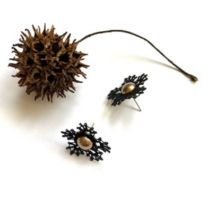 Earrings chip small flower handmade lace in black cotton and resin cabochon for women image 4