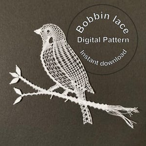 Peut inclure: Un délicat oiseau en dentelle aux fuseaux blanc perché sur une branche, sur fond sombre. Le motif complexe présente des plumes détaillées et un aspect texturé. L'image comprend le texte "Bobbin lace Digital Pattern Instant download".