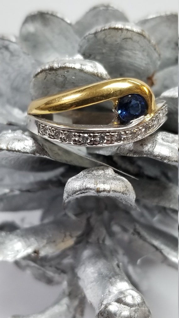 18kt two toned gold, Sapphire/diamond ring