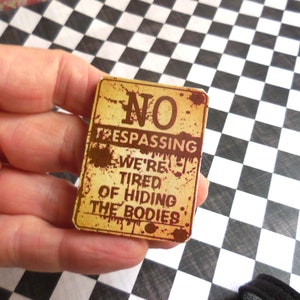Bloody No Trespassing Halloween Spooky Sign ~ Miniature per case delle bambole