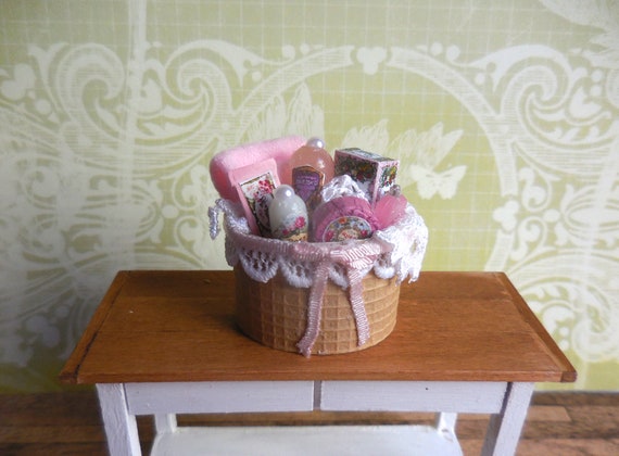 Set da bagno vintage in ceramica rosa per casa delle bambole: vasca da bagno in miniatura, WC, lavandino - Italia