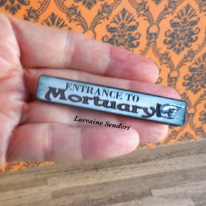 Entrée de la morgue ~ Panneau d&#39;Halloween ~ Miniature de maison de poupée