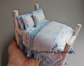 Winterwunderland angezogenes gekalktes Bettchen ~ Shabby Chic ~ Rustikal ~ Weihnachten ~ Puppenhausminiatur