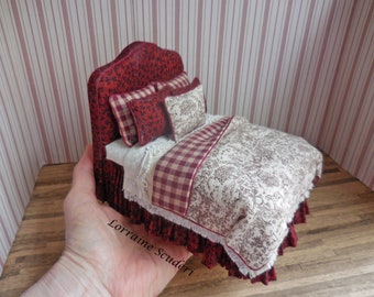 Burgunder Toile Dressed Bed ~ Elegant ~ Klassisch ~ Puppenhaus Miniatur