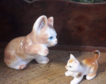 Sculpture en bronze: Chat joueur avec une balle peint