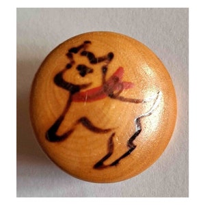 Small dog button with red collar in painted and varnished wood, diameter 20 mm, sewing embellishment, animal collections, vintage handmade