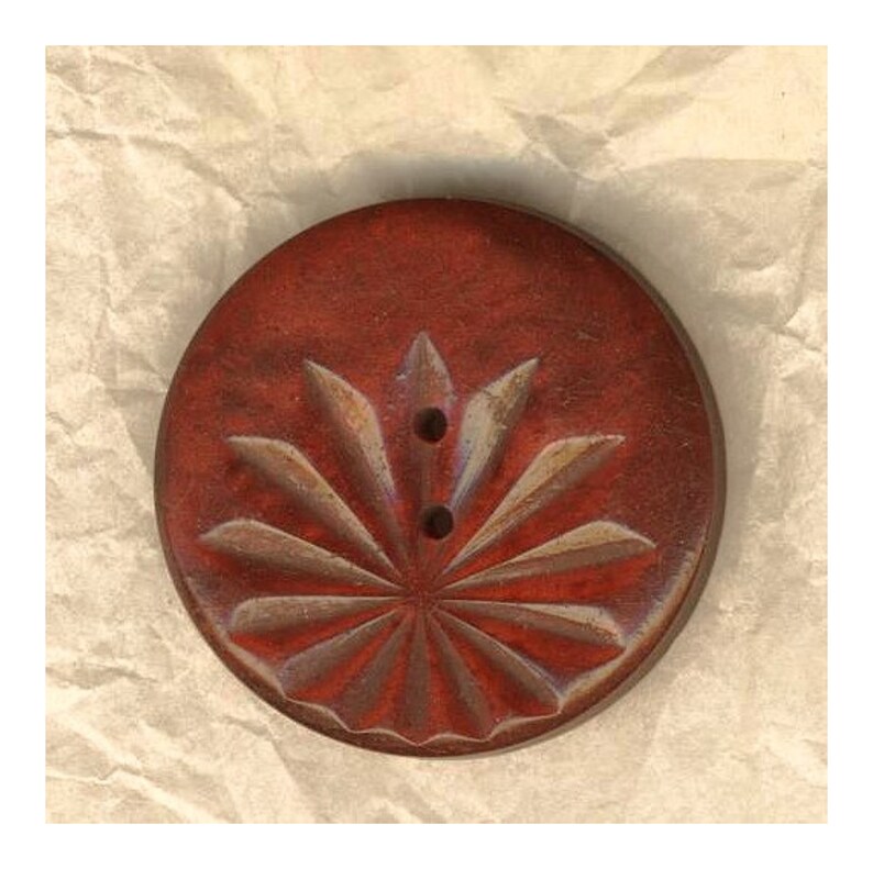 Bouton ancien rouge marbré gravé d'une fleur diamètre 30 image 0