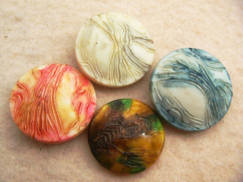 Quatre boutons vintage en assortiment multicolore couture image 0