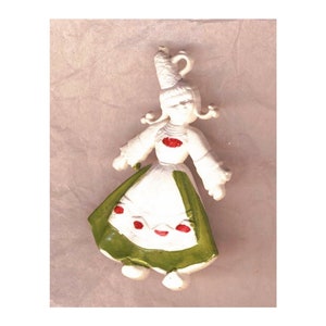 Broche petite-fille ou poupée en costume folklorique breton, bijouterie fantaisie, kawai, ludique image 1