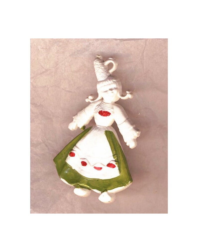 Broche petite-fille ou poupée en costume folklorique breton, bijouterie fantaisie, kawai, ludique image 1