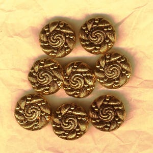 Boutons à motif passementerie, 8 pièces de métal or vieilli, diamètre 15 mm, couture, embellissement, vintage à l'état neuf, liquidation