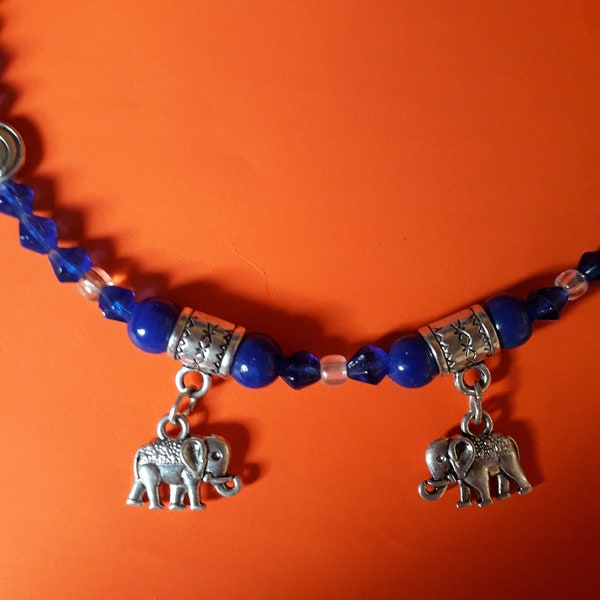 Collier court bleu nuit et  éléphants, perles de verre et argent tibétain, fait-main, création pièce unique, cadeau pour femme et filles