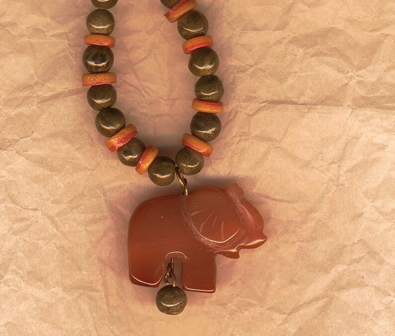 Collier éléphant de cornaline et perles d'agates image 0