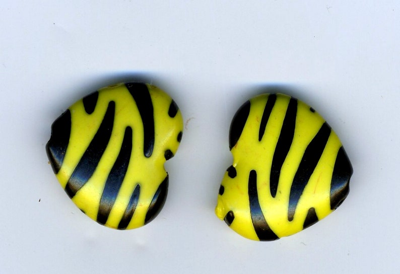 Perles coeur tigré jaune et noir deux pièces 20 mm création image 0