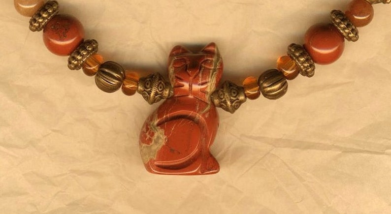 Collier chat de jaspe rouge et agates ambrées perles de verre image 0
