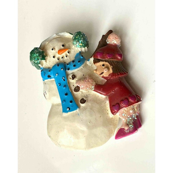 Broche vintage petite-fille et bonhomme de neige à écharpe bleue, faite-main en céramique froide, fantaisie, naïf kawai, pièce unique