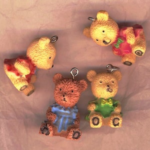 Pendentifs ourson, Teddy Bear à noeud papillon, 3 couleurs au choix, bijou pour enfant ou porte-clef kawaï image 1