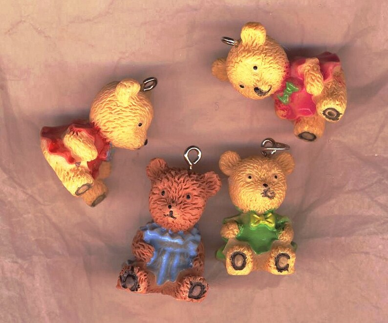 Pendentifs ourson, Teddy Bear à noeud papillon, 3 couleurs au choix, bijou pour enfant ou porte-clef kawaï image 1