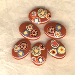 Zes ovale millefiori cabochons, vintage sixties flower power stijl, om te plakken, te zetten, voor sieraden, ornamenten, kaarten maken, scrapbooking