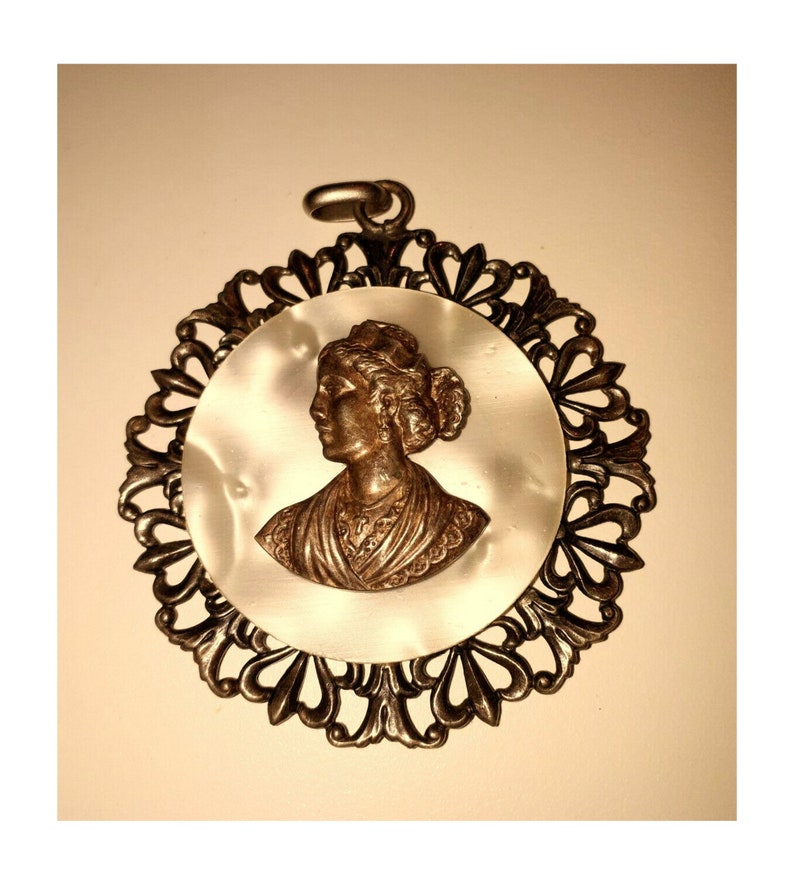 Médaillon portrait d'Arlésienne nacre et métal bronze image 0