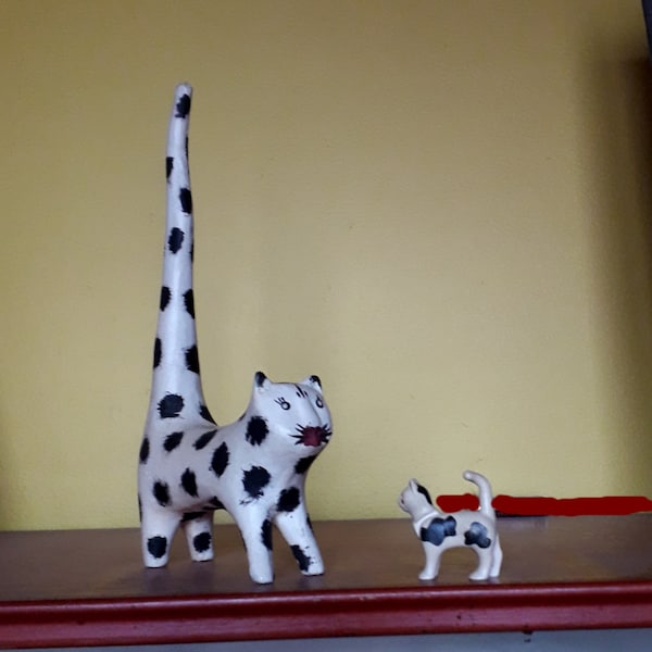 Couple de chats tachetés en noir et blanc pour vitrine, figurines en bois, collection d'animaux, décoration, cadeau, vintage à l'état neuf