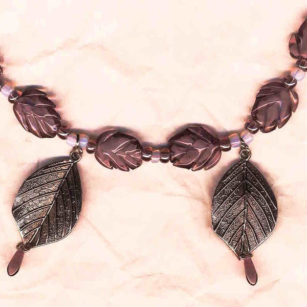Collier court feuillage mauve violet en verre tchèque et métal argenté, collerette, bijou fantaisie fait-main, création  pièce unique