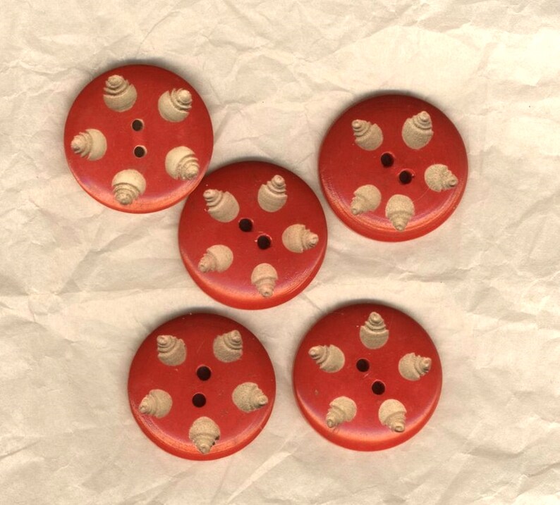 Boutons vintage rouges et blanc  à motif coquillage cinq image 0