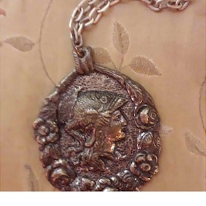 Duży wisiorek bogini Atena, wojowniczka w hełmie Minerwa, cyna 7,5 cm, biżuteria lub dekoracja ścienna, vintage, biżuteria dla mężczyzn lub kobiet