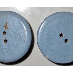 Two homemade buttons in the snow, small chalet, varnished painted wood, 27 mm, domed, sewing, ornament, vintage image 3