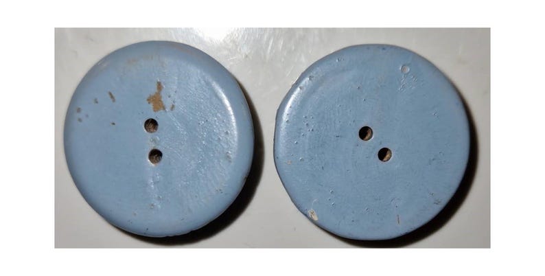 Two homemade buttons in the snow, small chalet, varnished painted wood, 27 mm, domed, sewing, ornament, vintage image 3