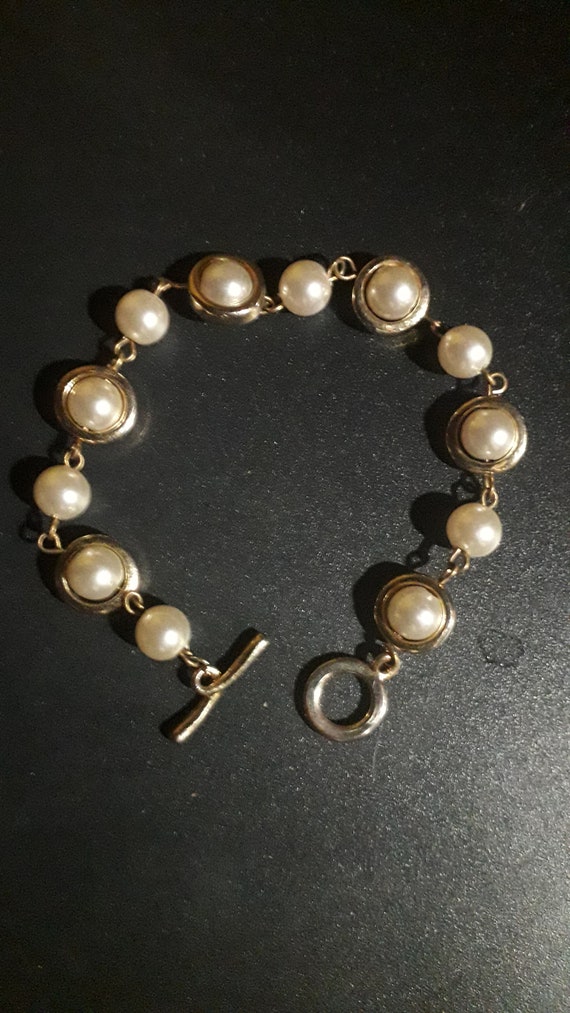 Curb bracelet of white pearls and gold metal, fle… - image 3