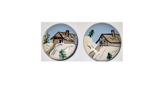 Deux boutons maison dans la neige, petit chalet, bois peint vernis, 27 mm, bombés, confection, ornement couture, vintage