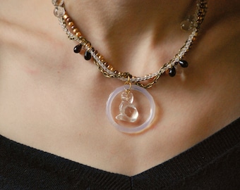 Collier chat de cristal et trois rangs de perles, breloques de verre et chaine, bijou fait-main, pièce unique, création - Livraison gratuite