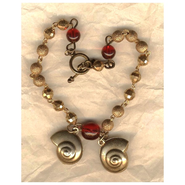 Bracelet breloques escargots de métal doré sur chaîne, perles de verre rouge et or, bijou fait-main, pièce unique, cadeau pour petite-fille