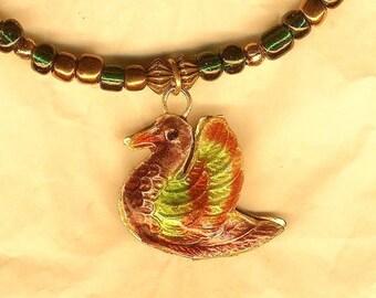 Bracelet "L'oiseau d'émail", perles de verre et pendentif, harmonie en vert et or, bijou fait-main