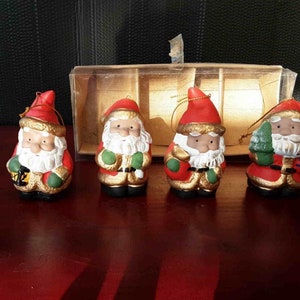 Four 6 cm Santa Clauses to hang or place, painted plaster, vintage, traditional decoration for children, vintage in new condition