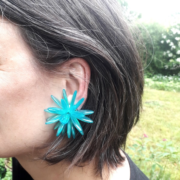 Boucles d'oreille fleur bleue, fermeture à pince, gros clips d'oreille, bijou vintage à l'état neuf, bijou d'été