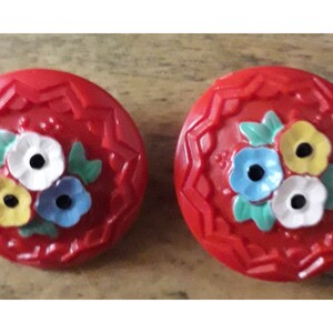 Anciens boutons rouges en pâte de verre, lot de 4 pièces gravés et peintes, 24 mm, embellissement couture, collection années 40, rares image 2