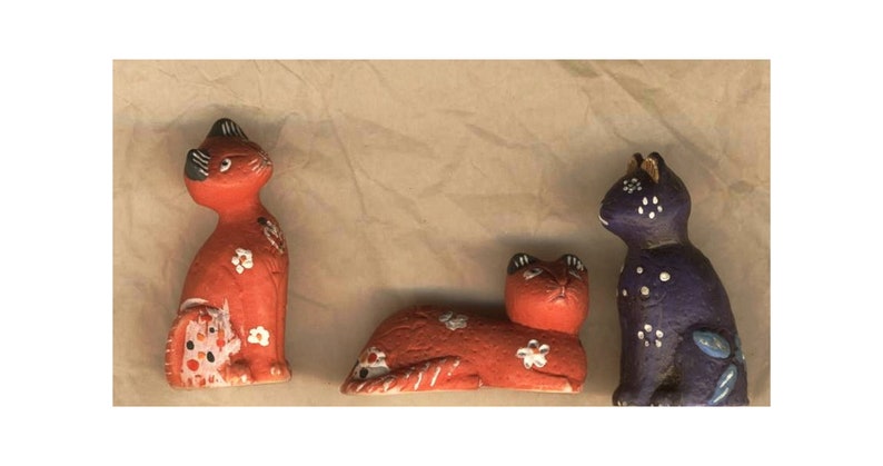 Figurines trois chats de faience peinte pour vitrine jeu image 0
