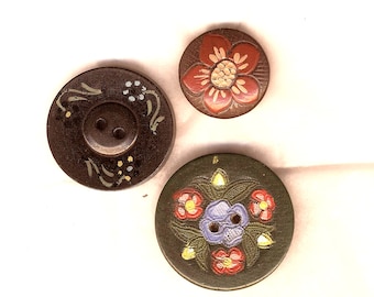 Three wooden buttons with naive flowers, vintage, diameters 33, 30 and 20 mm, for sewing, rustic embellishment, scrapbooking, collections