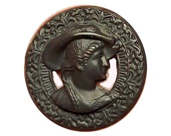 Bouton ancien femme à chapeau, métal filigrané noir, portrait de dame, diamètre 27 mm, vintage début 20 ème, collection,