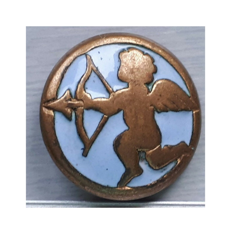 Bouton ancien amour chérubin en émail bleu et métal cuivré image 0