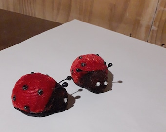 Porte-épingles coccinelle de velours rouge et noir avec perles, 32 mm, pique-épingles ou aiguilles, couture ou déco chambre d'enfants