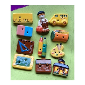 Boutons écolier et son monde, école, cartable, bus etc...11 pièces de céramique à l'état neuf, ornement couture enfants, collection vintage