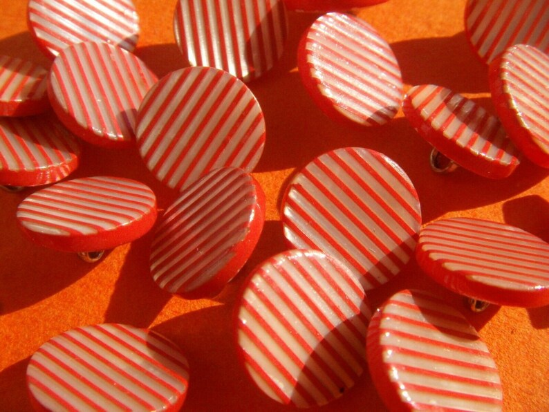 Petits boutons de nacre blanche et rouge dix pièces diamètre image 0