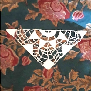 Joli triangle de dentelle au filet,  170/83 millimètres, application pour ornement couture, lingerie, carterie, vintage français